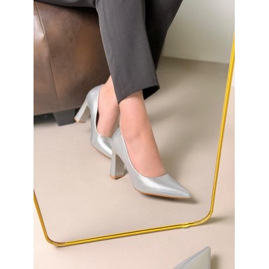 كعب نسائي ناعم 2015900