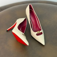 كعب نسائي ناعم 2015334