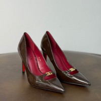 كعب نسائي ناعم 2015335