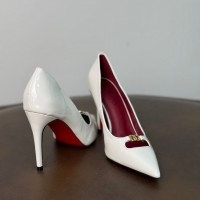 كعب نسائي ناعم 2015336